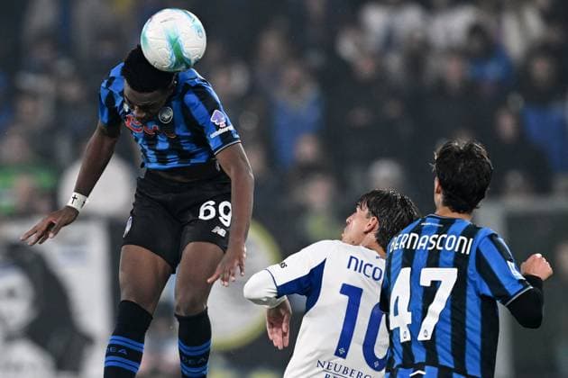 Mg Bergamo 04 10 2025 - campionato di calcio serie A Atalanta-Como foto Matteo Gribaudi Image nella foto: Honest Ahanor-Nico Paz-Lorenzo Bernasconi 