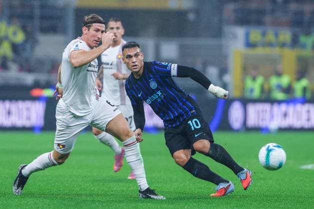 FC Internazionale vs US Cremonese Serie A 2025 26 04 10 2025 Lautaro Martinez of FC Internazionale seen in action with Federico Baschirotto of US Cremonese during Serie A 2025 26 football match between FC Internazionale and US Cremonese at San Siro Stadium Copyright: xBEAUTIFULxSPORTS Carabellix
