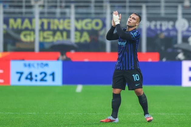 FC Internazionale vs US Cremonese Serie A 2025 26 04 10 2025 Lautaro Martinez of FC Internazionale greets the fans during Serie A 2025 26 football match between FC Internazionale and US Cremonese at San Siro Stadium Copyright: xBEAUTIFULxSPORTS Carabellix