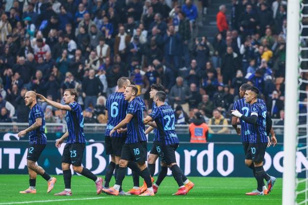FC Internazionale vs US Cremonese Serie A 2025 26 04 10 2025 Lautaro Martinez of FC Internazionale celebrates with his teammates after scoring a goal during Serie A 2025 26 football match between FC Internazionale and US Cremonese at San Siro Stadium Copyright: xBEAUTIFULxSPORTS Carabellix