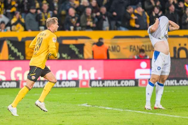 04 10 2025, xomx, Fußball 2 Bundesliga, Dynamo Dresden Karlsruher SC v l jubelt, Torjubel, Tor, Goal, Jubel, Freude, freuen zum 3 3 Lukas Böder Dynamo Dresden DFL DFB REGULATIONS PROHIBIT ANY USE OF PHOTOGRAPHS as IMAGE SEQUENCES and or QUASI VIDEO Dresden