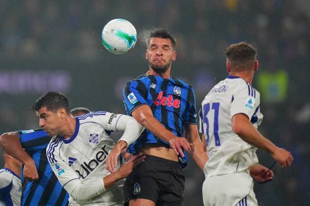 AtalantaÕs Berat Djimsiti fights for the ball with Como s Alvaro Morata during the Serie A soccer match between Atalanta and Como at New Balance Stadium in Bergamo , north Italy - Saturday , October 04 , 2025. - Soccer .  Copyright: xSpada LaPressex