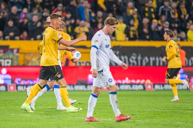 04 10 2025, xomx, Fußball 2 Bundesliga, Dynamo Dresden Karlsruher SC v l jubelt, Torjubel, Tor, Goal, Jubel, Freude, freuen zum 3 3 Lukas Böder Dynamo Dresden , Stefan Kutschke Dynamo Dresden DFL DFB REGULATIONS PROHIBIT ANY USE OF PHOTOGRAPHS as IMAGE SEQUENCES and or QUASI VIDEO Dresden