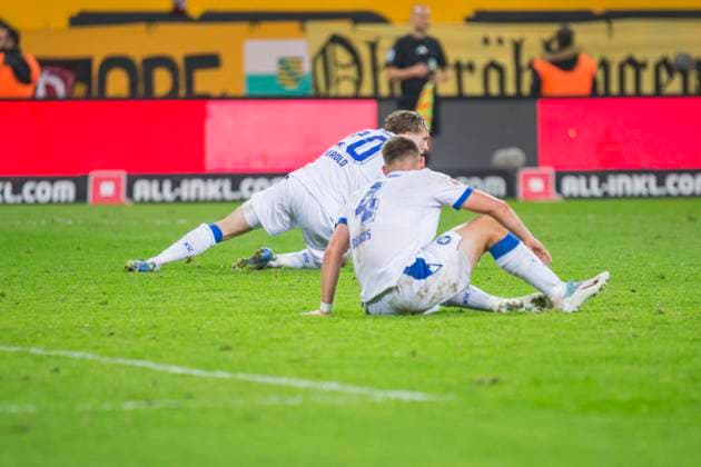 04 10 2025, xomx, Soccer 2 Bundesliga, Dynamo Dresden Karlsruher SC v l jubelt, Torjubel, Tor, Goal, Jubel, Freude, freuen zum 3 3 L DFL DFB REGULATIONS PROHIBIT ANY USE OF PHOTOGRAPHS as IMAGE SEQUENCES and or QUASI VIDEO Dresden