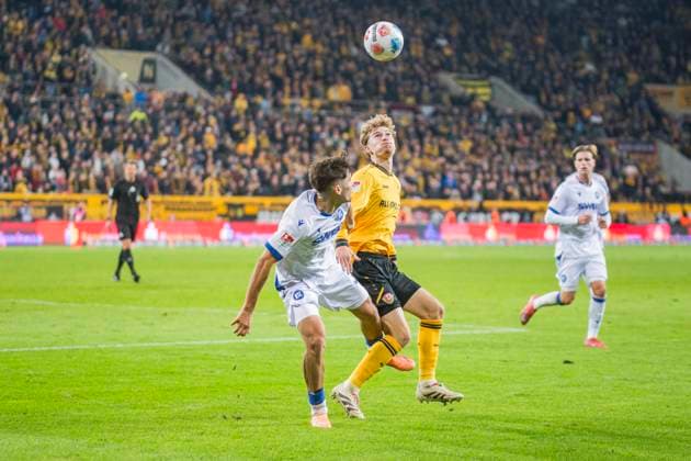 04 10 2025, xomx, Soccer 2 Bundesliga, Dynamo Dresden Karlsruher SC v l Rafael Pinto Pedrosa Karlsruher SC and Dominik Kother Dynamo Dresden in a duel on the ball DFL DFB REGULATIONS PROHIBIT ANY USE OF PHOTOGRAPHS as IMAGE SEQUENCES and or QUASI VIDEO Dresden