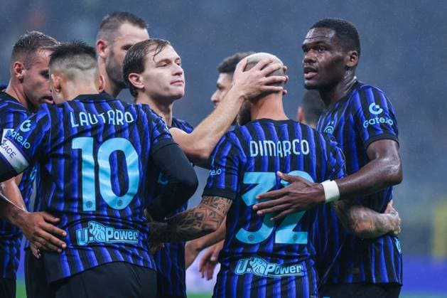 Federico Dimarco of FC Internazionale celebrates with his teammates after scoring a goal during Serie A 2025 26 football match between FC Internazionale and US Cremonese at San Siro Stadium  Copyright: xFabrizioxCarabelli IPAxSportx xipa-agency.netx xx IPA_66150255 IPA_Agency_IPA66150255
