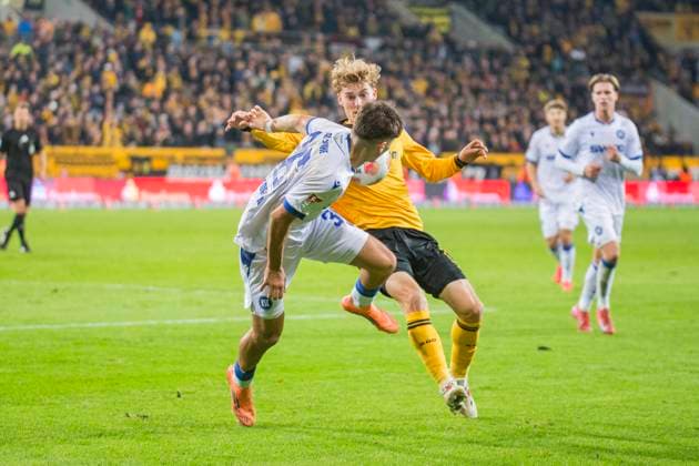 04 10 2025, xomx, Soccer 2 Bundesliga, Dynamo Dresden Karlsruher SC v l Rafael Pinto Pedrosa Karlsruher SC and Dominik Kother Dynamo Dresden in a duel on the ball DFL DFB REGULATIONS PROHIBIT ANY USE OF PHOTOGRAPHS as IMAGE SEQUENCES and or QUASI VIDEO Dresden