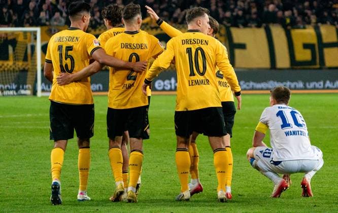 4 10 2025, Soccer, GER, Men, 2 Bundesliga, DFL, Matchday 8, SG Dynamo Dresden Karlsruher SC, The players of SG Dynamo Dresden celebrate the goal to 3 3 Marvin Wanitzek Karlsruher SC, re is disappointed Dresden Rudolf Harbig Stadion Sachsen Germany