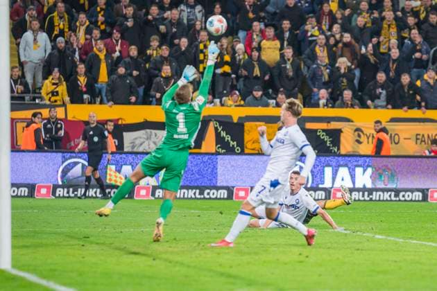 04 10 2025, xomx, Soccer 2 Bundesliga, Dynamo Dresden Karlsruher SC v l Hans Christian Bernat Karlsruher SC am Ball DFL DFB REGULATIONS PROHIBIT ANY USE OF PHOTOGRAPHS as IMAGE SEQUENCES and or QUASI VIDEO Dresden