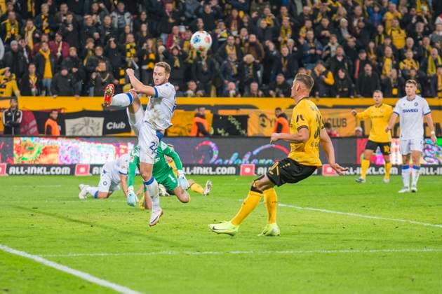 04 10 2025, xomx, Soccer 2 Bundesliga, Dynamo Dresden Karlsruher SC v l Christoph Kobald Karlsruher SC klaert DFL DFB REGULATIONS PROHIBIT ANY USE OF PHOTOGRAPHS as IMAGE SEQUENCES and or QUASI VIDEO Dresden