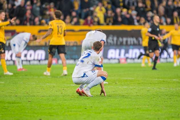 04 10 2025, xomx, Soccer 2 Bundesliga, Dynamo Dresden Karlsruher SC v l Trauer KSC DFL DFB REGULATIONS PROHIBIT ANY USE OF PHOTOGRAPHS as IMAGE SEQUENCES and or QUASI VIDEO Dresden