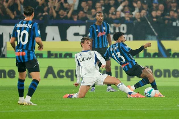 Foto IPP Emanuele Pennacchio Bergamo 04 10 2025 Campionato Calcio Serie A 2025-2026 Atalanta BC - Como 1907 Nella foto Nico Paz of Como 1907, Ederson of Atalanta BC italyphotopress world copyright Bergamo italy Italia ITALY  Copyright: xR4924_italyphotopressx