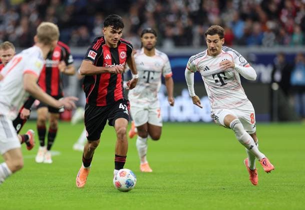 04 10 2025, Bundesliga, Eintracht Frankfurt FC Bayern München, v l , Can Uzun Eintracht Frankfurt , Leon Goretzka FC Bayern München DFL DFB REGULATIONS PROHIBIT ANY USE OF PHOTOGRAPHS AS IMAGE SEQUENCES AND OR QUASI VIDEO xdcx Copyright: HMBxMedia Claus