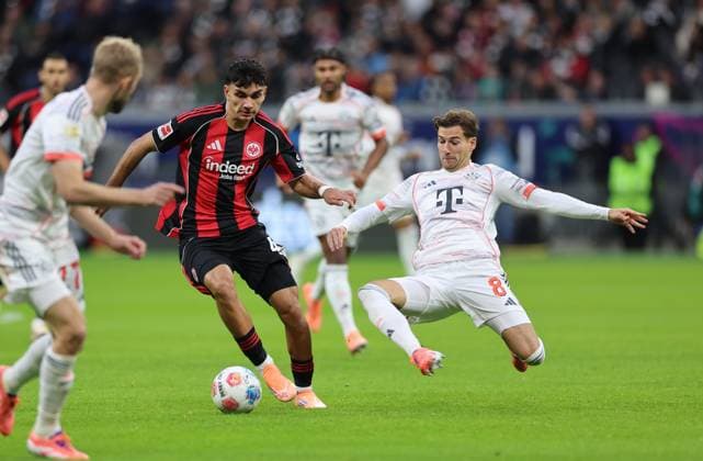 04 10 2025, Bundesliga, Eintracht Frankfurt FC Bayern München, v l , Can Uzun Eintracht Frankfurt , Leon Goretzka FC Bayern München DFL DFB REGULATIONS PROHIBIT ANY USE OF PHOTOGRAPHS AS IMAGE SEQUENCES AND OR QUASI VIDEO xdcx Copyright: HMBxMedia Claus