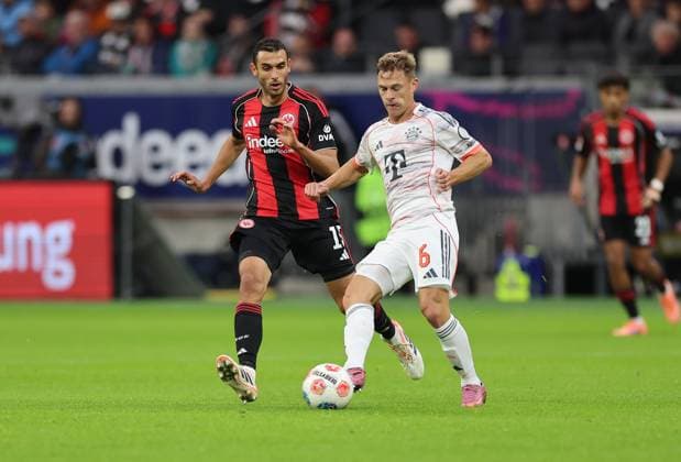 04 10 2025, Bundesliga, Eintracht Frankfurt FC Bayern München, v l , Ellyes Skhiri Eintracht Frankfurt , Joshua Kimmich FC Bayern München DFL DFB REGULATIONS PROHIBIT ANY USE OF PHOTOGRAPHS AS IMAGE SEQUENCES AND OR QUASI VIDEO xdcx Copyright: HMBxMedia Claus