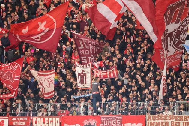 Fans , Eintracht Frankfurt-Bayern München , Bundesliga , Fußball , in den Deutsche Bank Park Stadion, in Frankfurt am Main , Hessen , Deutschland. Oktober 04, 2025 . Photo by: Davide Elias IPA Photo Pressefoto DENL Copyright: xDavidexEliasx