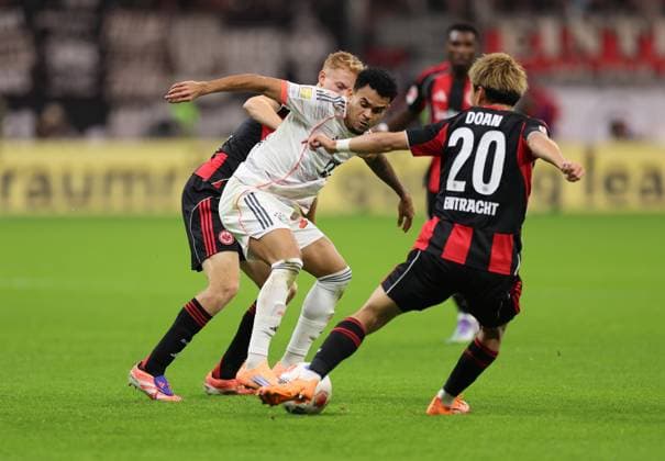 04 10 2025, Bundesliga, Eintracht Frankfurt FC Bayern München, v l , Hugo Larsson Eintracht Frankfurt , Luis Diaz FC Bayern München , Ritsu Doan Eintracht Frankfurt DFL DFB REGULATIONS PROHIBIT ANY USE OF PHOTOGRAPHS AS IMAGE SEQUENCES AND OR QUASI VIDEO xdcx Copyright: HMBxMedia Claus