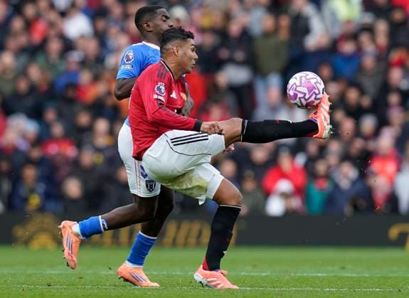 Manchester, England, 4th October 2025. Casemiro of Manchester United, ManU (R) with Noah Sadiki of Sunderland during the Manchester United vs Sunderland Premier League match at Old Trafford, Manchester. Picture credit should read: Andrew Yates Sportimage EDITORIAL USE ONLY. No use with unauthorised audio, video, data, fixture lists, club league logos or live services. Online in-match use limited to 120 images, no video emulation. No use in betting, games or single club league player publications. SPI_063_AY_MAN_UTD_SUN SPI-4195-0069