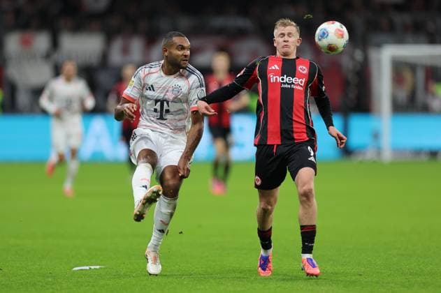 04 10 2025, Bundesliga, Eintracht Frankfurt FC Bayern München, v l , Jonathan Tah FC Bayern München , Jonathan Burkardt Eintracht Frankfurt DFL DFB REGULATIONS PROHIBIT ANY USE OF PHOTOGRAPHS AS IMAGE SEQUENCES AND OR QUASI VIDEO xdcx Copyright: HMBxMedia Claus