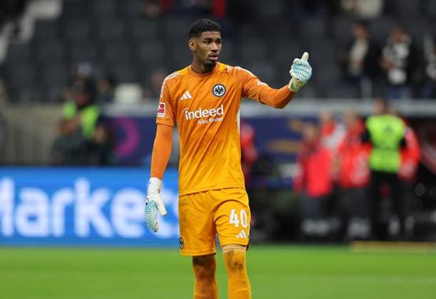 04 10 2025, Soccer Bundesliga, Eintracht Frankfurt FC Bayern München, v l , Goalkeeper Kaua Kaua Morais Vieira Dos Santos Eintracht Frankfurt gives instructions, gesticulates, gesticulate with arms gives instructions, gesticulate DFL DFB REGULATIONS PROHIBIT ANY USE OF PHOTOGRAPHS AS IMAGE SEQUENCES AND OR QUASI VIDEO xdcx Copyright: HMBxMedia Claus