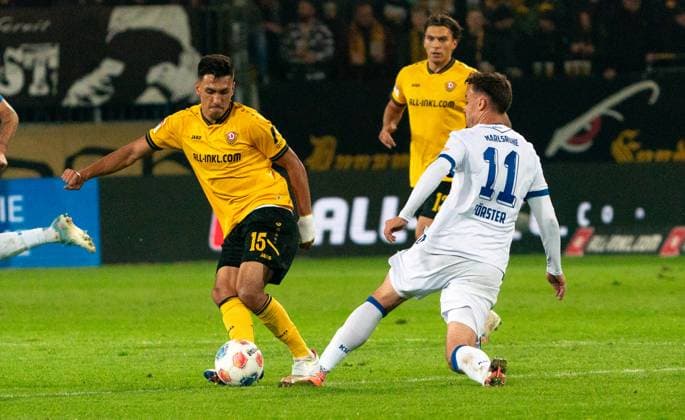 4 10 2025, Soccer, GER, Men, 2 Bundesliga, DFL, Matchday 8, SG Dynamo Dresden Karlsruher SC, Claudio Kammerknecht SG Dynamo Dresden, left vs Philipp Förster Karlsruher SC, right Dresden Rudolf Harbig Stadion Sachsen Germany
