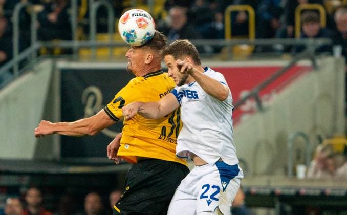 4 10 2025, Soccer, GER, Men, 2 Bundesliga, DFL, Matchday 8, SG Dynamo Dresden Karlsruher SC, Stefan Kutschke SG Dynamo Dresden, left against Christoph Kobald Karlsruher SC, right Dresden Rudolf Harbig Stadion Saxony Germany