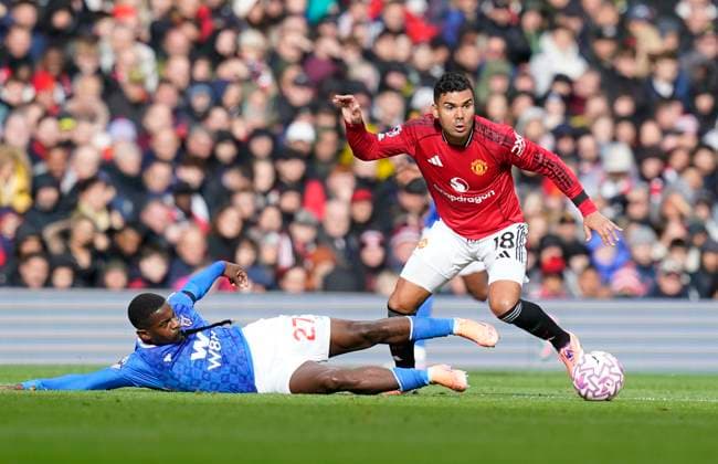 Manchester, England, 4th October 2025. Casemiro of Manchester United, ManU (R) with Noah Sadiki of Sunderland during the Manchester United vs Sunderland Premier League match at Old Trafford, Manchester. Picture credit should read: Andrew Yates Sportimage EDITORIAL USE ONLY. No use with unauthorised audio, video, data, fixture lists, club league logos or live services. Online in-match use limited to 120 images, no video emulation. No use in betting, games or single club league player publications. SPI_111_AY_MAN_UTD_SUN SPI-4195-0111