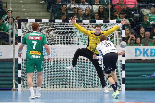 Handball DAIKIN HBL SC DHfK Leipzig SG Flensburg Handewitt 04 10 2025 Emil Jakobsen 31, SG Flensburg Handewitt throws a seven-meter penalty against goalkeeper Domenico Ebner 1, SC DHfK Leipzig Handball, DAIKIN HBL, 1 Bundesliga, Season 2025 2026, Matchday 7 SC DHfK Leipzig vs SG Flensburg Handewitt on 04 10 2025 at Quarterback Immobilien Arena Leipzig Copyright: xBEAUTIFULxSPORTS JanxKaeferx
