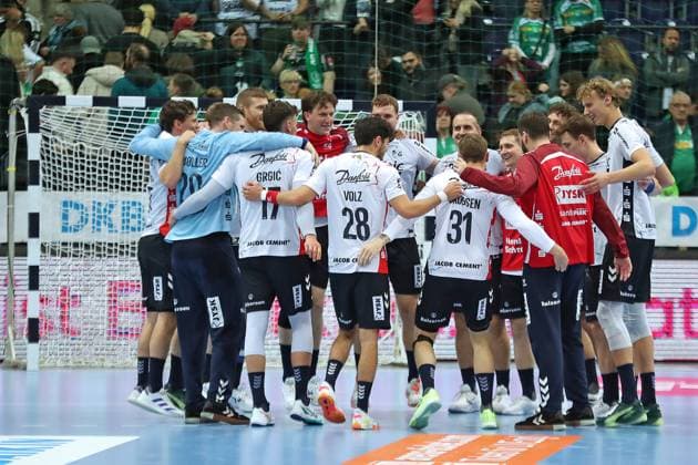 Handball DAIKIN HBL SC DHfK Leipzig SG Flensburg Handewitt 04 10 2025 The Flensburg Handewitt team celebrates their victory in the team circle Handball, DAIKIN HBL, 1 Bundesliga, Season 2025 2026, Matchday 7 SC DHfK Leipzig vs SG Flensburg Handewitt on 04 10 2025 at Quarterback Immobilien Arena Leipzig Copyright: xBEAUTIFULxSPORTS JanxKaeferx