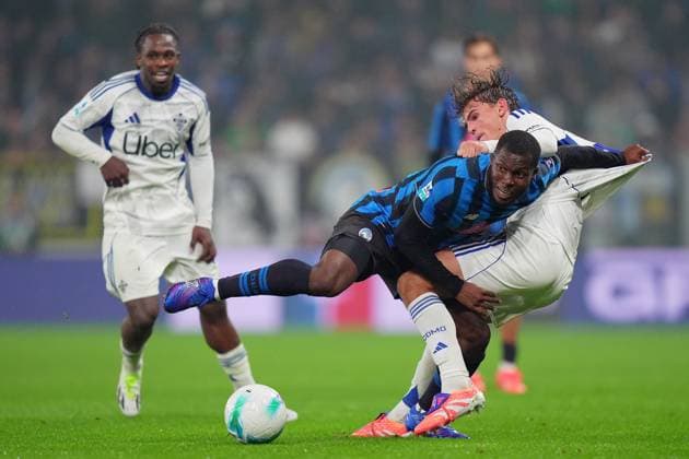 AtalantaÕs Yunus Musah fights for the ball with Como s Nico Paz during the Serie A soccer match between Atalanta and Como at New Balance Stadium in Bergamo , north Italy - Saturday , October 04 , 2025. - Soccer .  Copyright: xSpada LaPressex