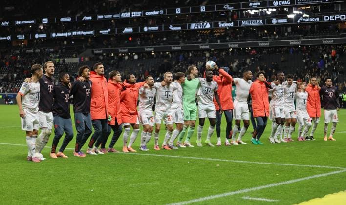 04 10 2025, Bundesliga, Eintracht Frankfurt FC Bayern München, v l , Bayern players celebrate with the fans DFL DFB REGULATIONS PROHIBIT ANY USE OF PHOTOGRAPHS AS IMAGE SEQUENCES AND OR QUASI VIDEO xdcx Copyright: HMBxMedia Claus