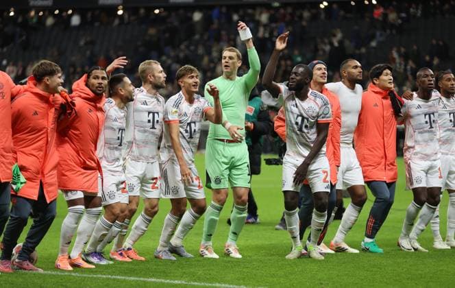 04 10 2025, Bundesliga, Eintracht Frankfurt FC Bayern München, v l , Serge Gnabry FC Bayern München , Raphael Guerreiro FC Bayern München , Konrad Laimer FC Bayern München , Tom Bischof FC Bayern München , Goalkeeper Manuel Neuer FC Bayern München , Dayot Upamecano FC Bayern München celebrate with the fans DFL DFB REGULATIONS PROHIBIT ANY USE OF PHOTOGRAPHS AS IMAGE SEQUENCES AND OR QUASI VIDEO xdcx Copyright: HMBxMedia Claus