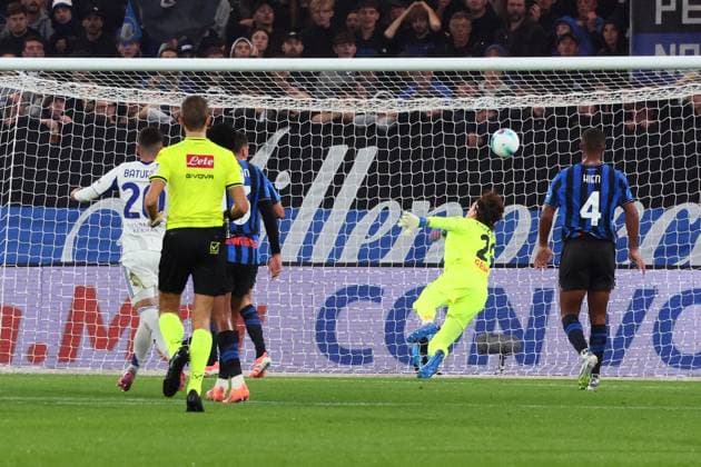 October 4, 2025, Bergamo, Lombardia: Como™s Maximo Perrone Rodgriguez scores the goal 1-1 during the Italian Serie A soccer match Atalanta BC vs Como 1907 at the New Balance Arena in Bergamo, Italy, 4 October 2025..ANSA MICHELE MARAVIGLIA. Soccer: Serie A; Atalanta-Como  - ZUMAa110 20251004_zaf_a110_080 Copyright: xMichelexMaravigliax