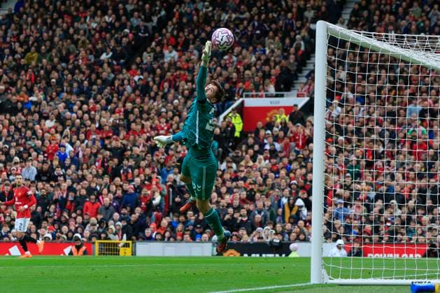Manchester United, ManU v Sunderland Premier League 04 10 2025. Robin Roefs (22) of Sunderland makes a save during the Premier League match between Manchester United and Sunderland at Old Trafford, Manchester, England on 4 October 2025. Manchester Old Trafford Greater Manchester England Editorial use only DataCo restrictions apply See www.football-dataco.com , Copyright: xConorxMolloyx PSI-22982-0149