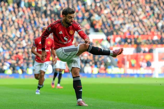 Manchester United, ManU v Sunderland Premier League 04 10 2025. Bruno Fernandes (8) of Manchester United has a shot on goal during the Premier League match between Manchester United and Sunderland at Old Trafford, Manchester, England on 4 October 2025. Manchester Old Trafford Greater Manchester England Editorial use only DataCo restrictions apply See www.football-dataco.com , Copyright: xConorxMolloyx PSI-22982-0150