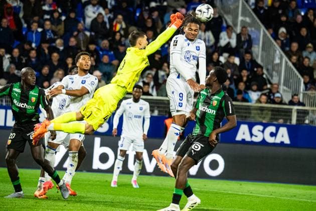 FOOTBALL : AJ Auxerre vs RC Lens - Ligue 1 - JournÃ e 7 - 04 10 2025 Sekou Mara (AJ Auxerre) Robin Rissier (RC Lens) AuxerreFrance  Copyright: xBaptistexAutissierx