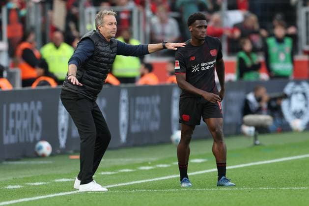 GER, 1 FBL Bayer 04 Leverkusen vs 1 FC Union Berlin 04 10 2025, BayArena, Leverkusen, GER, 1 FBL Bayer 04 Leverkusen vs 1 FC Union Berlin , pictured Kaspar Hjulmand head coach Bayer 04 Leverkusen , has some instructions for Ernest Poku Leverkusen 19 , nordphotoxGmbHx xMeuter nph00351