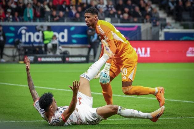 Luis Diaz 14 FC Bayern Muenchen criticizes a foul by Kaua Santos 40 Eintracht Frankfurt , Eintracht Frankfurt vs FC Bayern Muenchen, DFL, Bundesliga, Saison 2025 2026, Deutsche Bank Park, Hinrunde, 6 Spieltag, 04 10 2025 DFB regulations prohibit any use of photographs as image sequences and or quasi video Frankfurt Hessen Germany Copyright: xkolbert-press MartinxAgüerax