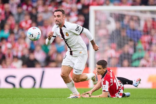 Athletic Club v RCD Mallorca - LaLiga EA Sports Sergi Darder of RCD Mallorca competes for the ball with Inigo Ruiz de Galarreta of Athletic Club during the LaLiga EA Sports match between Athletic Club and RCD Mallorca at San Mames on October 4, 2025, in Bilbao, Spain. Bilbao San Mames Basque Country Spain RL_ATHvRCDM_000029 Copyright: xRicardoxLarreinax