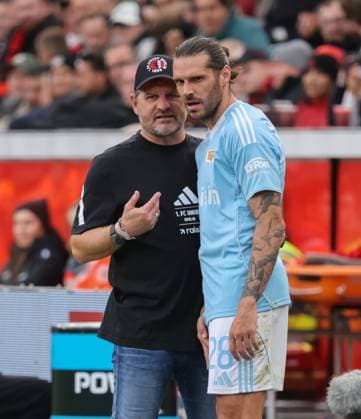 Head coach Steffen Baumgart Berlin and Christopher Trimmel Berlin , Leverkusen, Germany, 04 10 2025, Soccer Bundesliga, Matchday 6, Bayer 04 Leverkusen 1 FC Union Berlin DFL REGULATIONS PROHIBIT ANY USE OF PHOTOGRAPHS AS IMAGE SEQUENCES AND OR QUASI VIDEO