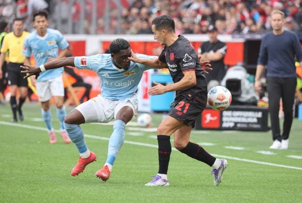 Derrick Koehn Berlin, L v Lucas Vazquez B04 , Leverkusen, Germany, 04 10 2025, Soccer Bundesliga, Matchday 6, Bayer 04 Leverkusen 1 FC Union Berlin DFL REGULATIONS PROHIBIT ANY USE OF PHOTOGRAPHS AS IMAGE SEQUENCES AND OR QUASI VIDEO