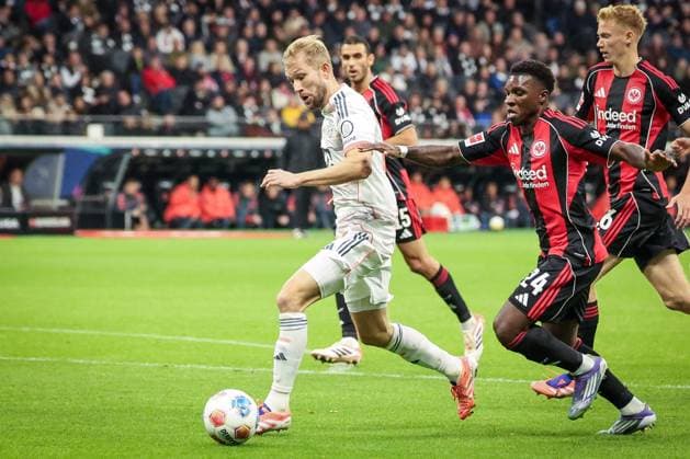 Konrad Laimer 27 FC Bayern Muenchen pursued by Aurelio Buta 24 Eintracht Frankfurt and Hugo Larsson 16 Eintracht Frankfurt , Eintracht Frankfurt vs FC Bayern Muenchen, DFL, Bundesliga, Saison 2025 2026, Deutsche Bank Park, Hinrunde, 6 Spieltag, 04 10 2025 DFB regulations prohibit any use of photographs as image sequences and or quasi video Frankfurt Hessen Germany Copyright: xkolbert-press MartinxAgüerax