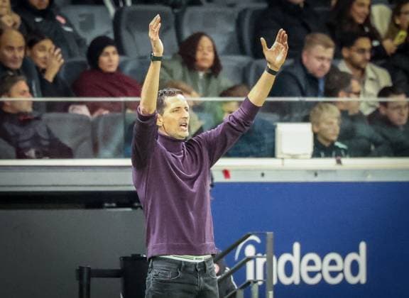 Head coach Dino Toppmoeller Eintracht Frankfurt raises his hands up, gives instructions, Eintracht Frankfurt vs FC Bayern Muenchen, DFL, Bundesliga, Season 2025 2026, Deutsche Bank Park, Hinrunde, 6 Spieltag, 04 10 2025 DFB regulations prohibit any use of photographs as image sequences and or quasi video Frankfurt Hessen Germany Copyright: xkolbert-press MartinxAgüerax