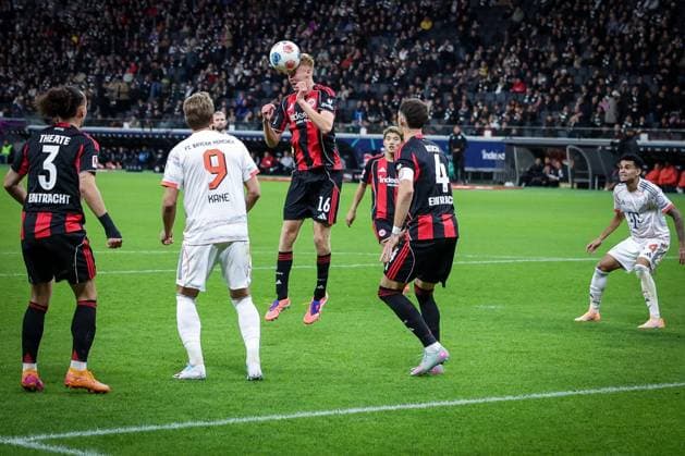 Header by Hugo Larsson 16 Eintracht Frankfurt ü,m Arthur Theate 3 Eintracht Frankfurt , Harry Kane 9 FC Bayern Muenchen , Robin Koch 4 Eintracht Frankfurt and Luis Diaz 14 FC Bayern Muenchen watch, Eintracht Frankfurt vs FC Bayern Muenchen, DFL, Bundesliga, Saison 2025 2026, Deutsche Bank Park, Hinrunde, 6 Spieltag, 04 10 2025 DFB regulations prohibit any use of photographs as image sequences and or quasi video Frankfurt Hessen Germany Copyright: xkolbert-press MartinxAgüerax