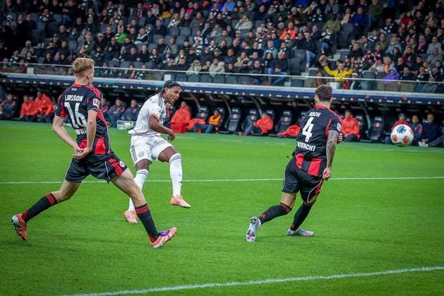 Serge Gnabry 7 FC Bayern Muenchen shoots on goal, Hugo Larsson 16 Eintracht Frankfurt and Robin Koch 4 Eintracht Frankfurt cant stop it, Eintracht Frankfurt vs FC Bayern Muenchen, DFL, Bundesliga, Season 2025 2026, Deutsche Bank Park, Hinrunde, 6 Spieltag, 04 10 2025 DFB regulations prohibit any use of photographs as image sequences and or quasi video Frankfurt Hessen Germany Copyright: xkolbert-press MartinxAgüerax