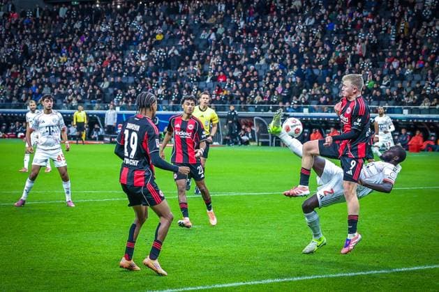 Side kick from Dayot Upamecano 2 FC Bayern Muenchen , which Jean Matteo Bahoya 19 Eintracht Frankfurt and Jonathan Burkardt 9 Eintracht Frankfurt cannot block, Eintracht Frankfurt vs FC Bayern Muenchen, DFL, Bundesliga, Season 2025 2026, Deutsche Bank Park, Hinrunde, 6 Spieltag, 04 10 2025 DFB regulations prohibit any use of photographs as image sequences and or quasi video Frankfurt Hessen Germany Copyright: xkolbert-press MartinxAgüerax
