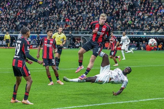 Side kick from Dayot Upamecano 2 FC Bayern Muenchen , which Jean Matteo Bahoya 19 Eintracht Frankfurt and Jonathan Burkardt 9 Eintracht Frankfurt cannot block, Eintracht Frankfurt vs FC Bayern Muenchen, DFL, Bundesliga, Season 2025 2026, Deutsche Bank Park, Hinrunde, 6 Spieltag, 04 10 2025 DFB regulations prohibit any use of photographs as image sequences and or quasi video Frankfurt Hessen Germany Copyright: xkolbert-press MartinxAgüerax