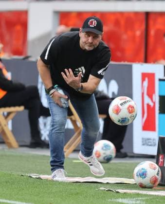 Head coach Steffen Baumgart Berlin throws a ball, Leverkusen, Germany, 04 10 2025, Soccer Bundesliga, Matchday 6, Bayer 04 Leverkusen 1 FC Union Berlin DFL REGULATIONS PROHIBIT ANY USE OF PHOTOGRAPHS AS IMAGE SEQUENCES AND OR QUASI VIDEO