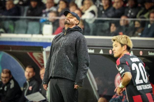 Head coach Vincent Kompany FC Bayern Muenchen stretches backwards, is not happy with an action of his team, Eintracht Frankfurt vs FC Bayern Muenchen, DFL, Bundesliga, Season 2025 2026, Deutsche Bank Park, Hinrunde, 6 Spieltag, 04 10 2025 DFB regulations prohibit any use of photographs as image sequences and or quasi video Frankfurt Hessen Germany Copyright: xkolbert-press MartinxAgüerax