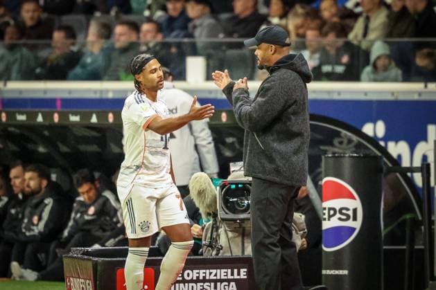 Head coach Vincent Kompany FC Bayern Muenchen , right, applauds Serge Gnabry 7 FC Bayern Muenchen after his substitution, Eintracht Frankfurt vs FC Bayern Muenchen, DFL, Bundesliga, Saison 2025 2026, Deutsche Bank Park, Hinrunde, 6 Spieltag, 04 10 2025 DFB regulations prohibit any use of photographs as image sequences and or quasi video Frankfurt Hessen Germany Copyright: xkolbert-press MartinxAgüerax
